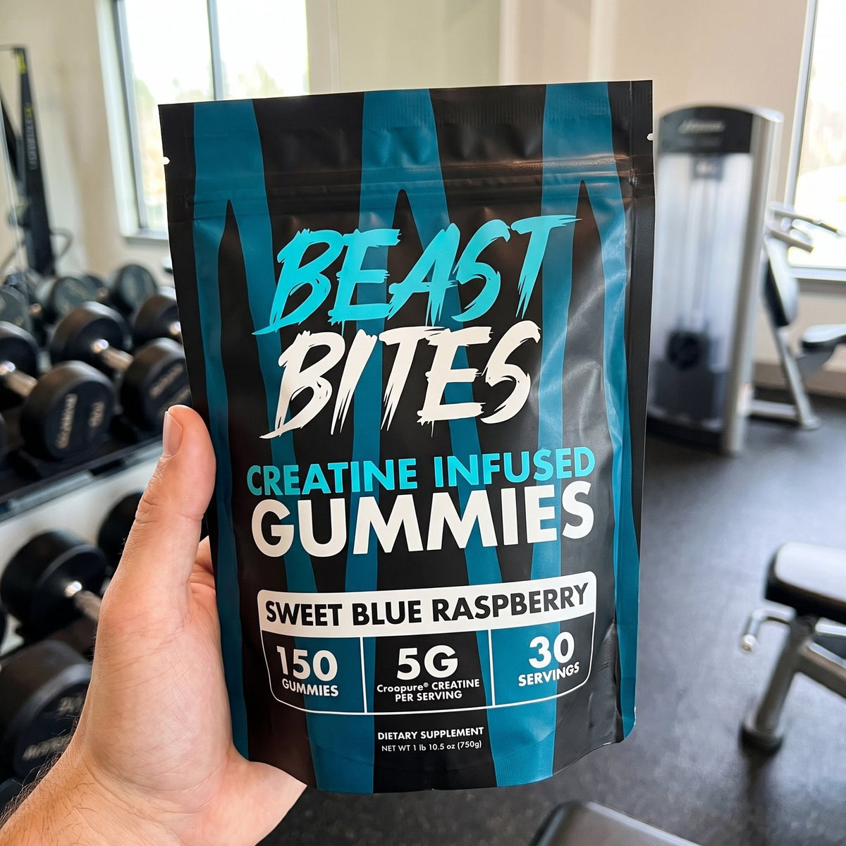 Bolsa de Beast Bites gomitas de creatina en el gym